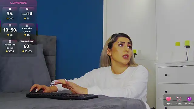 Snapshot of CelineMeyerr chatting on October 16, 5:19 am CelineMeyerr online show from October 16, 5:19 am