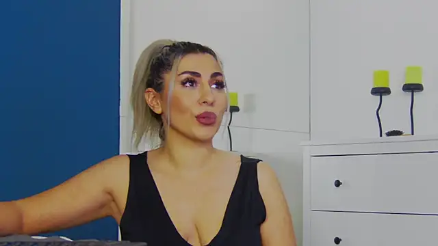 Snapshot of CelineMeyerr chatting on October 17, 5:32 am CelineMeyerr online show from October 17, 5:32 am