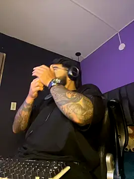 Snapshot of Lyon_vach chatting on October 8, 11:24 pm Lyon vach online show from October 8, 11:24 pm