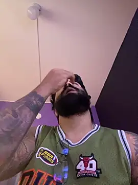 Snapshot of Lyon_vach chatting on October 17, 8:11 pm Lyon vach online show from October 17, 8:11 pm