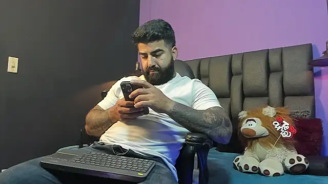 Snapshot of Lyon_vach chatting on February 12, 10:38 pm Lyon vach online show from February 12, 10:38 pm