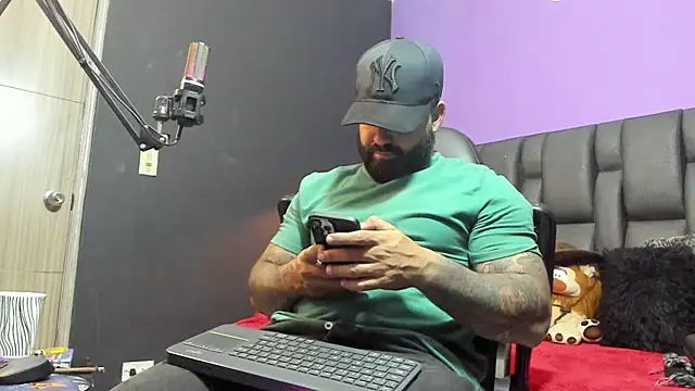 Snapshot of Lyon_vach chatting on March 31, 12:34 am Lyon vach online show from March 31, 12:34 am