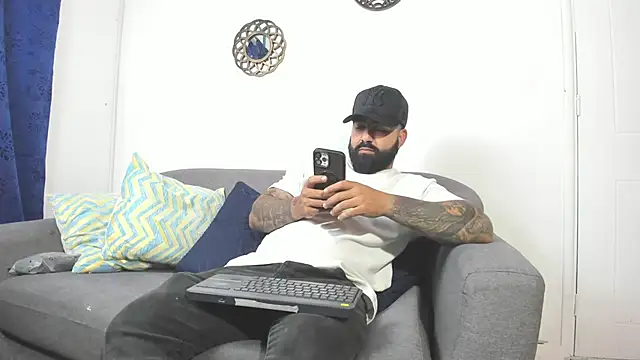 Snapshot of Lyon_vach chatting on May 10, 12:05 am Lyon vach online show from May 10, 12:05 am