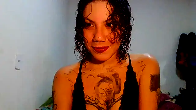 Snapshot of Submersidollx chatting on May 6, 12:21 pm Submersidollx online show from May 6, 12:21 pm
