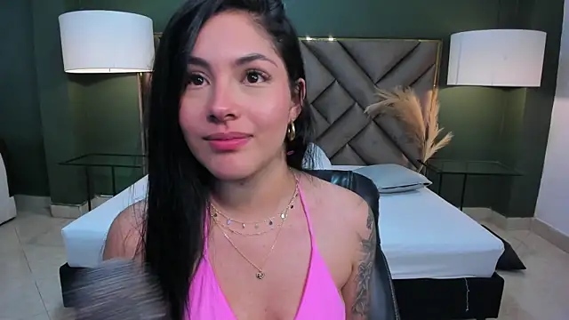 Snapshot of Mia_Elowen chatting on February 9, 3:43 am Mia Elowen online show from February 9, 3:43 am