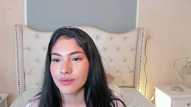 Snapshot of Mia_Elowen chatting on February 12, 4:01 am Mia Elowen online show from February 12, 4:01 am