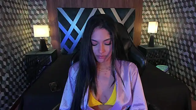 Snapshot of Mia_Elowen chatting on February 22, 2:17 am Mia Elowen online show from February 22, 2:17 am