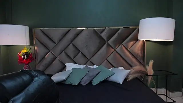 Snapshot of Mia_Elowen chatting on March 8, 11:18 pm Mia Elowen online show from March 8, 11:18 pm