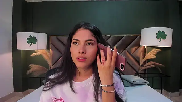 Snapshot of Mia_Elowen chatting on March 18, 1:00 am Mia Elowen online show from March 18, 1:00 am