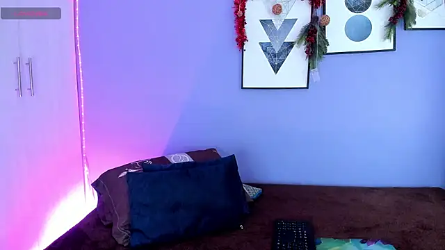 Snapshot of candyy_bella chatting on December 14, 5:25 pm candyy bella online show from December 14, 5:25 pm
