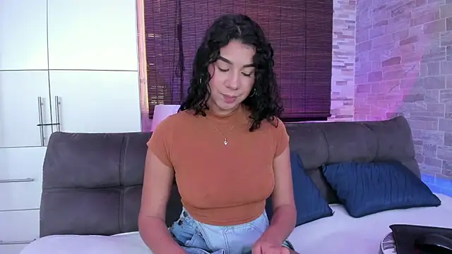 Snapshot of candyy_bella chatting on February 1, 3:18 pm candyy bella online show from February 1, 3:18 pm