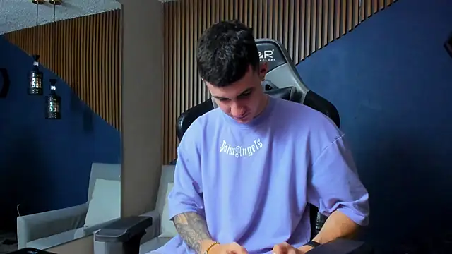 Snapshot of JacksonOlsenn chatting on January 19, 7:47 pm JacksonOlsenn online show from January 19, 7:47 pm