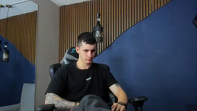 Snapshot of JacksonOlsenn chatting on February 10, 10:19 pm JacksonOlsenn online show from February 10, 10:19 pm