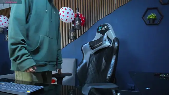 Snapshot of JacksonOlsenn chatting on February 18, 12:06 pm JacksonOlsenn online show from February 18, 12:06 pm