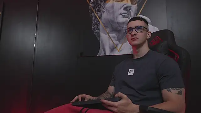 JacksonOlsenn online show from November 19, 11:05 pm