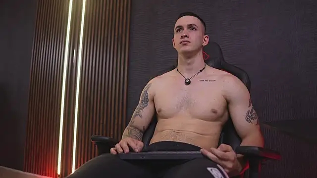 JacksonOlsenn online show from May 20, 8:48 pm