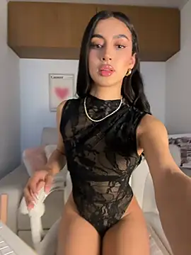 maddy bronw  online show from May 15, 10:39 pm