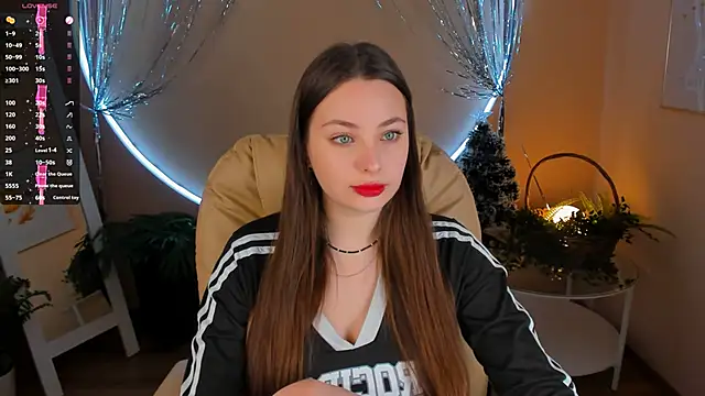 Snapshot of MoonLissa chatting on December 8, 6:33 am MoonLissa online show from December 8, 6:33 am