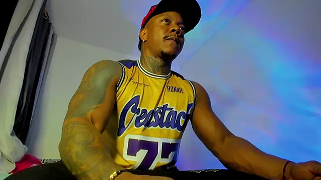 Snapshot of ronnie_7777 chatting on October 24, 4:31 am ronnie 7777 online show from October 24, 4:31 am