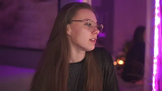 StephanieNeeson online show from December 20, 8:23 pm