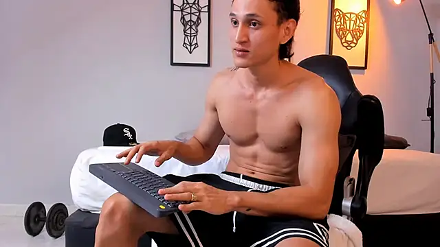 Snapshot of connor_twink chatting on March 8, 2:01 am connor twink online show from March 8, 2:01 am