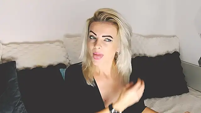 Snapshot of Aly_girl1 chatting on November 10, 11:42 am Aly girl1 online show from November 10, 11:42 am