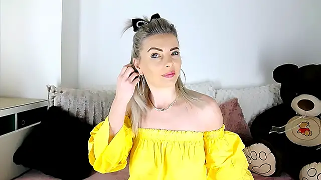 Snapshot of Aly_girl1 chatting on March 24, 10:31 am Aly girl1 online show from March 24, 10:31 am