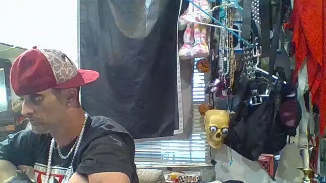 Snapshot of slinginbigD chatting on October 4, 11:03 pm slinginbigD online show from October 4, 11:03 pm