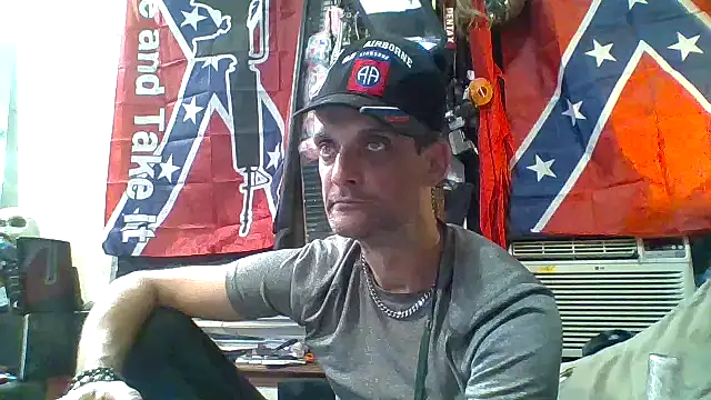 Snapshot of slinginbigD chatting on October 26, 10:04 pm slinginbigD online show from October 26, 10:04 pm