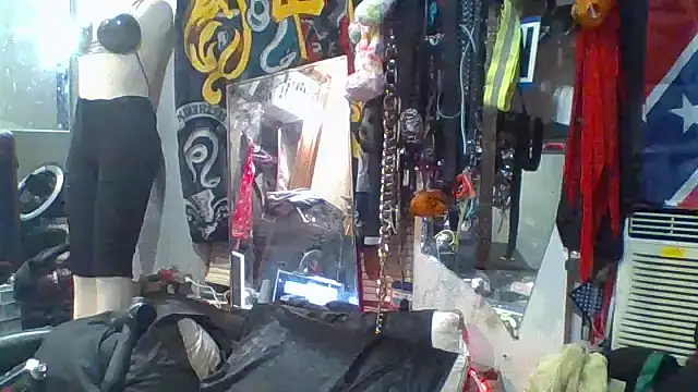 Snapshot of slinginbigD chatting on November 2, 4:04 am slinginbigD online show from November 2, 4:04 am