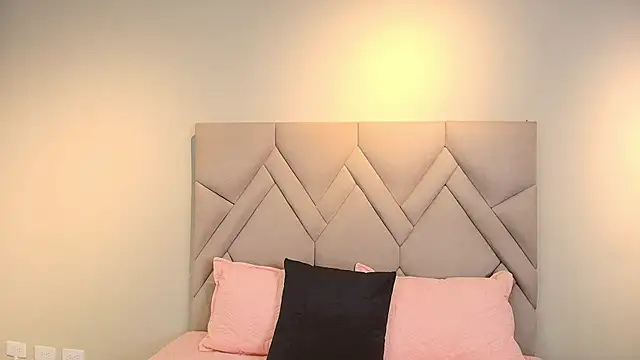 Isis Osman online show from March 13, 8:04 pm