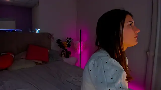 Snapshot of Laura_Leee chatting on January 6, 6:03 am Laura Leee online show from January 6, 6:03 am