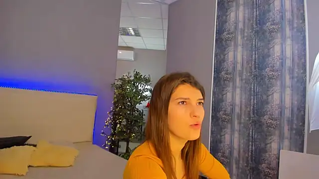 Snapshot of Laura_Leee chatting on January 18, 6:24 am Laura Leee online show from January 18, 6:24 am