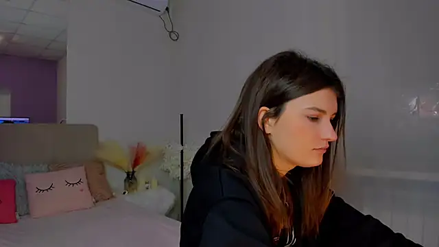 Snapshot of Laura_Leee chatting on February 4, 6:25 am Laura Leee online show from February 4, 6:25 am