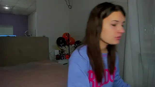 Snapshot of Laura_Leee chatting on November 5, 6:02 am Laura Leee online show from November 5, 6:02 am