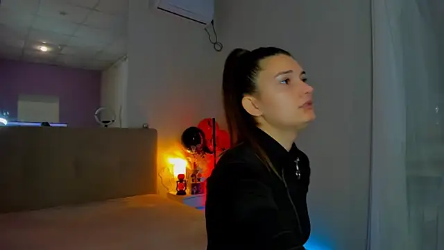 Snapshot of Laura_Leee chatting on November 6, 6:14 am Laura Leee online show from November 6, 6:14 am