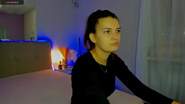 Snapshot of Laura_Leee chatting on November 11, 6:13 am Laura Leee online show from November 11, 6:13 am