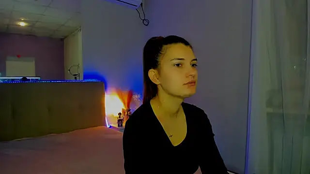 Snapshot of Laura_Leee chatting on November 12, 6:25 am Laura Leee online show from November 12, 6:25 am