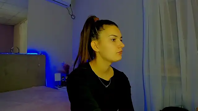 Snapshot of Laura_Leee chatting on November 17, 6:19 am Laura Leee online show from November 17, 6:19 am