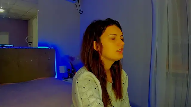 Snapshot of Laura_Leee chatting on November 18, 6:18 am Laura Leee online show from November 18, 6:18 am