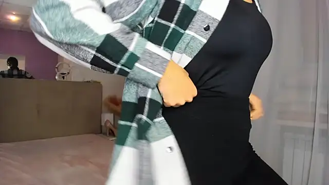 Snapshot of Laura_Leee chatting on December 1, 6:18 am Laura Leee online show from December 1, 6:18 am