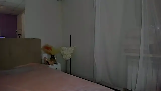 Snapshot of Laura_Leee chatting on December 4, 6:12 am Laura Leee online show from December 4, 6:12 am