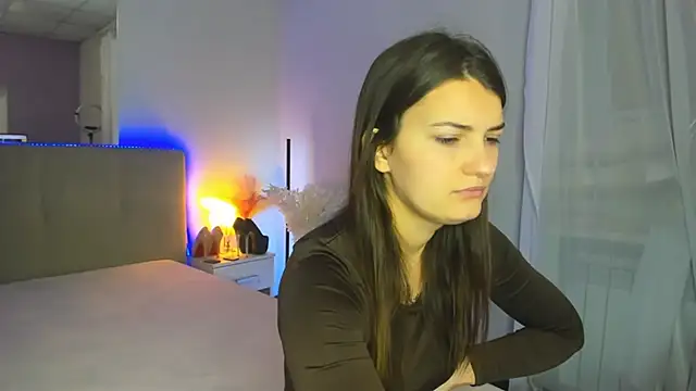 Snapshot of Laura_Leee chatting on December 5, 6:11 am Laura Leee online show from December 5, 6:11 am