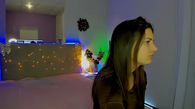 Snapshot of Laura_Leee chatting on December 18, 6:19 am Laura Leee online show from December 18, 6:19 am