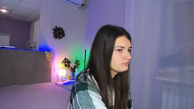 Snapshot of Laura_Leee chatting on December 23, 6:11 am Laura Leee online show from December 23, 6:11 am