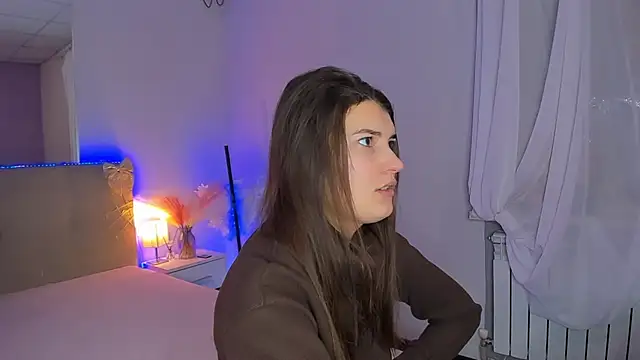 Snapshot of Laura_Leee chatting on February 6, 6:18 am Laura Leee online show from February 6, 6:18 am