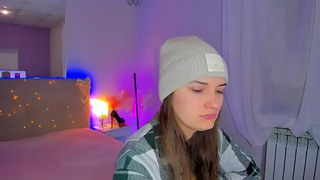 Snapshot of Laura_Leee chatting on February 8, 6:17 am Laura Leee online show from February 8, 6:17 am