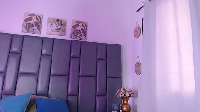 Snapshot of sophiaFoster4u chatting on February 6, 2:37 pm sophiaFoster4u online show from February 6, 2:37 pm