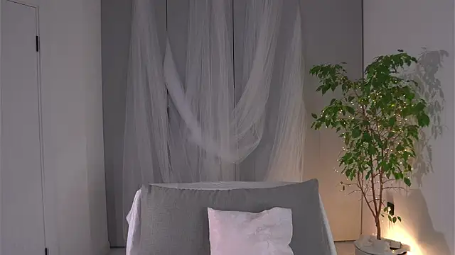 Snapshot of lorrie_love_story chatting on November 16, 7:03 am lorrie love story online show from November 16, 7:03 am