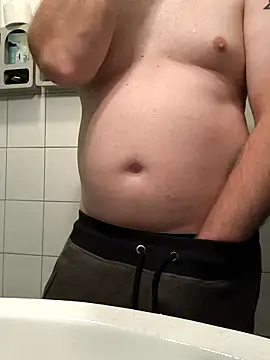 Snapshot of OdinWolf1990 chatting on October 18, 5:32 am OdinWolf1990 online show from October 18, 5:32 am